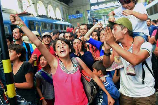 France vows to take 24,000 refugees, Germany pledges 6 bn euros 