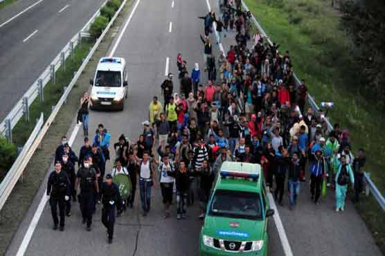 Hundreds of migrants march on Hungary motorway