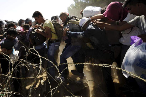 Unending flow of migrants cross the Greece-Macedonia border