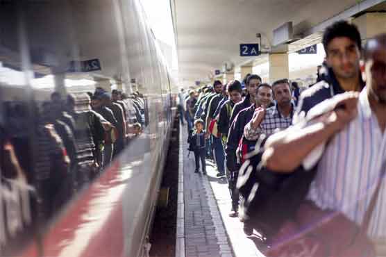 Germany to take half a million refugees as Greek isles overwhelmed