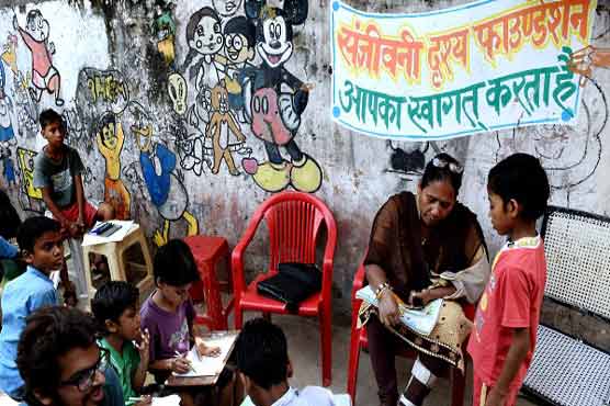 Art school colours slum in Indian capital