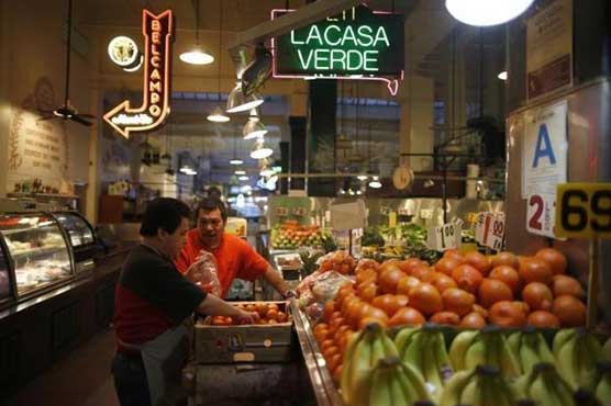 Weak U.S. consumer sentiment, tame inflation muddy Fed rate outlook