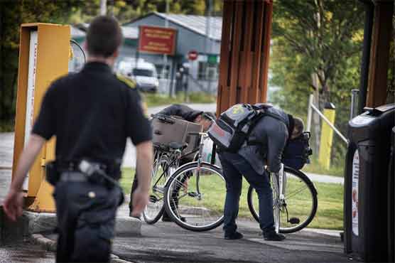 Fleeing war, Syrian refugees bike across Arctic border
