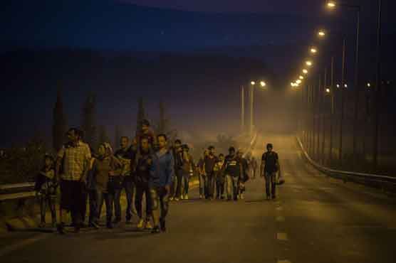Hungary rushes to complete anti-migrant barrier