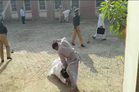 Two parties pictured feud outside Faisalabad's local court