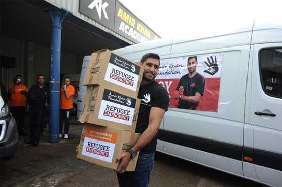 Boxer Amir Khan leads aid convoy to Greece for Syrian refugees