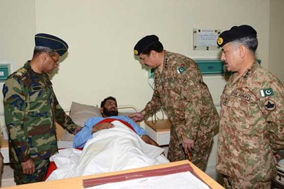 COAS, PAF chief meet injured men at Peshawar CMH 