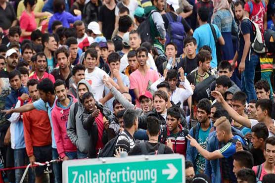 Thousands pour into Austria as migrant crisis intensifies 