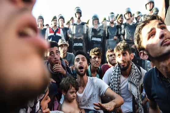 Refugees blocked near Turkey-Greece border disperse