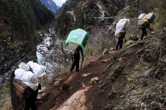 Nepal quake survivors turn porters to deliver aid