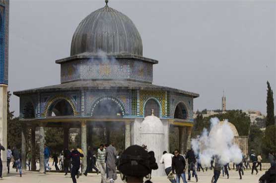 Clashes between Palestinians, Israeli forces inside al-Aqsa Mosque