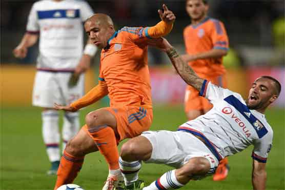 Football: Valencia ease to victory over lacklustre Lyon