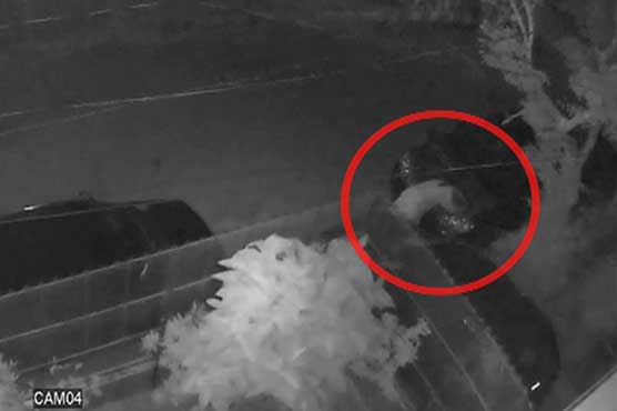 Dunya News obtains CCTV footage of car parts theft in Karachi's Nazimabad