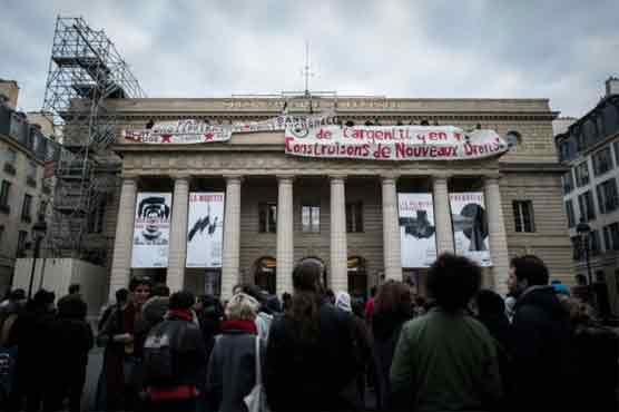 Actors occupy French theatres in row over pay cuts