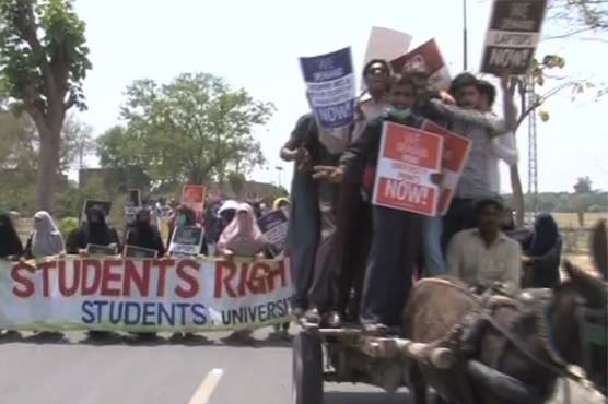 PU students protest over lack of buses, imposition of parking fees