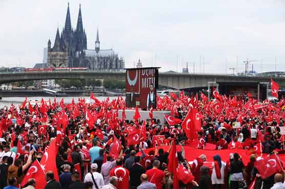Tensions as tens of thousands rally for Erdogan in Germany
