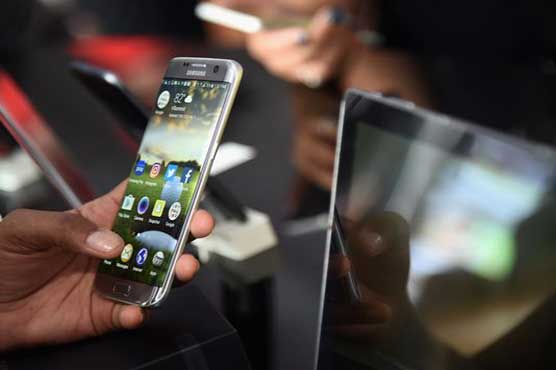 English bar blocks cell phones, tries to get patrons talking