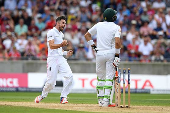 England ahead by 17 runs in 2nd innings following wicket-less session