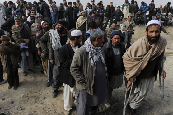 Aid call as refugees fleeing fighting pack into Afghan city