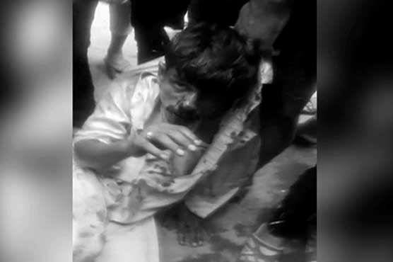 Residents foil robbery bid in Lahore, brutally torture dacoit