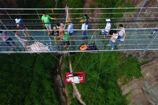 Chinese couple dangle from suspension bridge for wedding