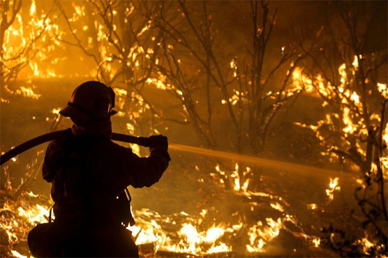 Thousands flee homes as California burns