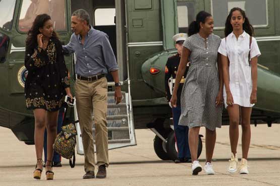 Obamas wrap up final summer trip as first family