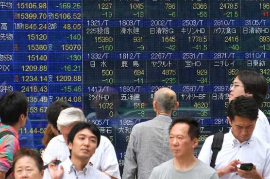 Asian markets struggle, oil losses widen on glut woe