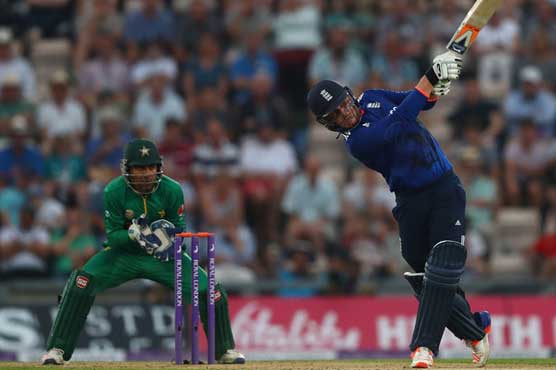 England on way to victory as Pakistan chances marred by dropped catches