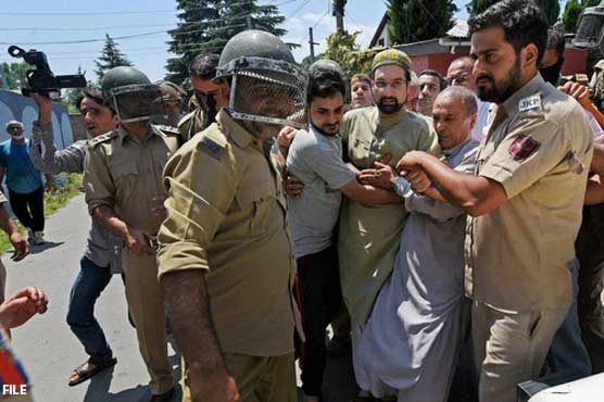 Kashmir curfew: Mirwaiz Umar Farooq detained in Srinagar