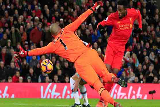 Football: Blundering West Ham keeper gifts Liverpool point