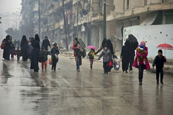 Cold, hungry civilians wait to leave Aleppo after delay