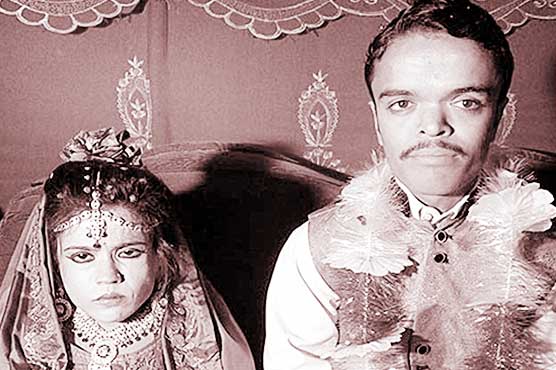 3.5-feet man ties knot in Okara