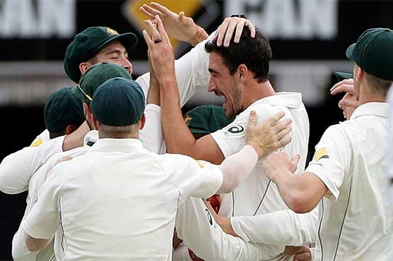 Pakistan suffer early loss after Handscomb ton