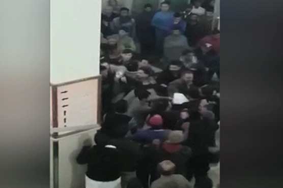 Lahore: Brawl erupts between security guards, police at Mayo Hospital