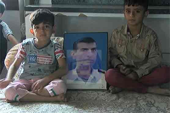 Families await govt's help as 17 Pakistanis adrift in Egyptian Suez Canal