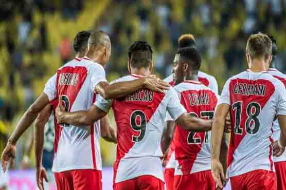 Balotelli sent off as Monaco, PSG close gap on Nice