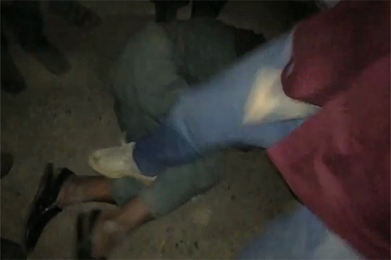Angry crowd badly beats thief in Karachi  