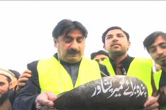 PTI's dissenting leader Ziaullah Afridi begs in protest