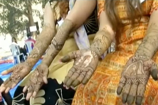 900 Indian girls apply mehndi in world record bid