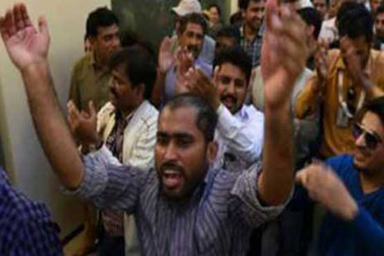 Newsmen leave Sindh Assembly over torture on reporters during PIA workers' protest