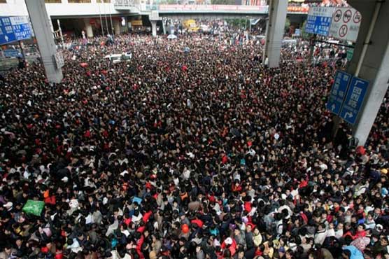 'Nearly 100,000' Chinese new year travellers stranded