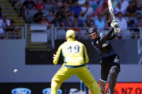 Guptill's 90 gets Zealand past 300 against Australia