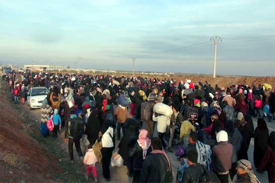 Syrians mass on Turkish border as regime advances