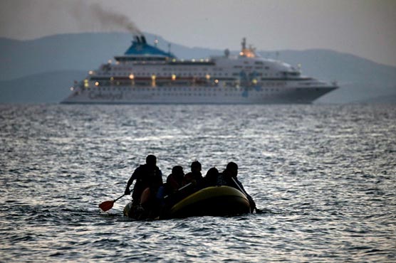 EU 'gives Greece three months' to strengthen border against migrants