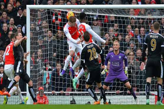 Football: Welbeck, Eriksen give Arsenal, Spurs title edge