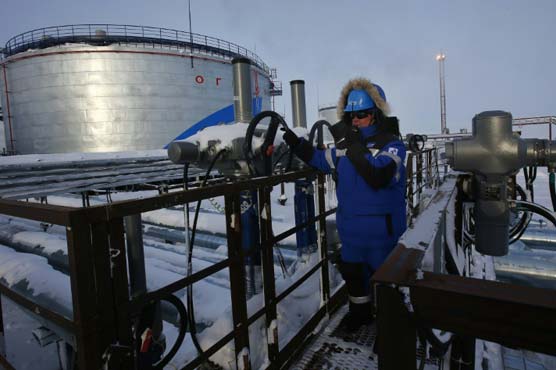 Saudi Arabia, Russia agree to freeze oil output 
