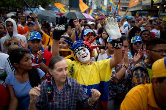 Venezuela on ropes with fuel, dollar moves: analysts