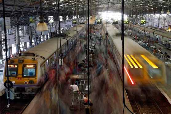 Mumbai train runs over four Indian labourers