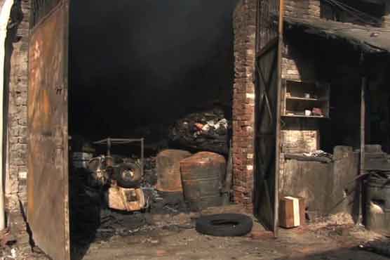 Huge blaze guts shoe warehouse in Lahore's Timber Market 